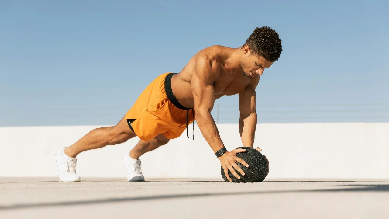 Crossfit al aire libre hombre con balon Crossfit al aire libre hombre con balon