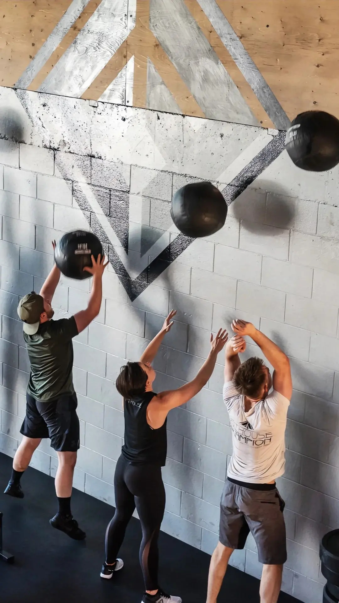 Ejercicio de crossfit personas lanzado balon a la pared Ejercicio de crossfit personas lanzado balón a la pared