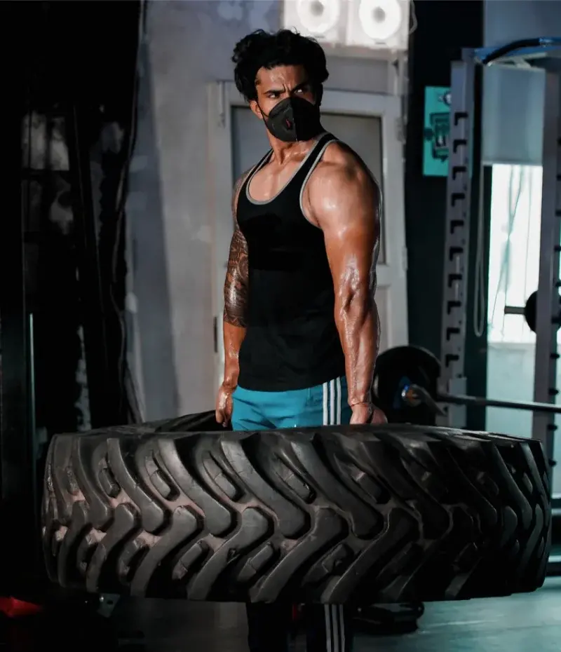 hombre levantando rueda grande entrenamiento de crossfit hombre levantando rueda grande entrenamiento de crossfit